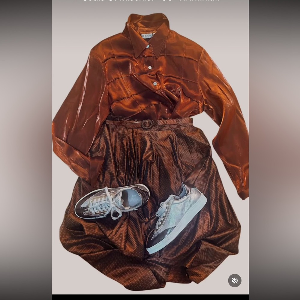 Vintage Top : Large
Vintage Skirt:  4
Sneakers excluded 

Can I style for you?